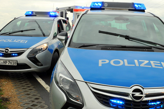 Türkische Hochzeitsgesellschaft gibt Schüsse ab. Polizeikräfte stoppen den Autokorso in Mainz-Kostheim. Die Beamten finden drei Schreckschusswaffen.