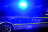 Am Donnerstagabend wurde ein Mann in Wiesbaden-Biebrich von zwei Tätern beraubt. Die drohten mit einem Messer.