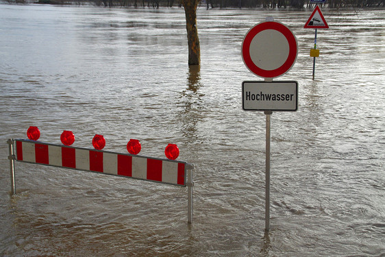 Die Situation in Gebieten in Rheinland-Pfalz und Nordrhein-Westfalen ist nach dem Unwetter der letzten Tage teilweise tragisch. Heftige Überschwemmungen, eingestürzte Häuser, Vermisste und Tote sind zu beklagen. Wer helfen will, sollte am besten Hilfsorganisationen mit Spenden unterstützen.