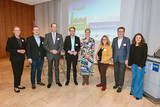 Von links: Sabine Meder (Hauptgeschäftsführerin IHK Wiesbaden), Matthias Winter (Wirtschaftsjunioren Rheinhessen), Philipp Eckelmann (Vizepräsident IHK Wiesbaden), Michael Ruhl (Staatssekretär, Hessisches Ministerium für Landwirtschaft und Umwelt, Weinbau, Forsten, Jagd und Heimat), Caroline Babendererde (Head of Sustainability, Tetra Pak GmbH), Dr.-Ing. Karin Arnold (Wuppertal Institut für Klima, Umwelt, Energie), KG Jürgen Trappmann (Prokurist, SAINT-GOBAIN ISOVER G+H AG) und Melanie Nolte (Moderation und Vollversammlungsmitglied IHK Frankfurt).