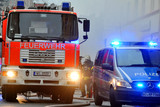 Jugendliche zünden eine Großraummülltonnen in Biebrich an. Die Feuerwehr löschte die Flammen. Die Polizei sucht Zeugen.