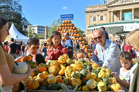 Das Wiesbadener Stadtfest mit Herbstmarkt und Erntedankfest laden zum Feiern, Shoppen und zum Genießen vom 27. bis zum 29, September ein.