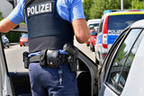 Am Dienstagvormittag führte der Regionale Verkehrsdienst der Wiesbadener Polizei umfangreiche Verkehrskontrollen in der Biebricher Rheingaustraße durch. Die Schwerpunkte lagen auf der Ahndung von Verstößen gegen die Gurtpflicht und der Nutzung von Handys am Steuer. Die Kontrollen endeten mit einer Reihe von Verstößen und einem erheblichen Bußgeldaufkommen.