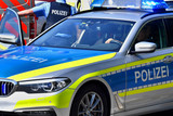 Am Montagvormittag löste ein 43-jähriger Mann einen größeren Polizeieinsatz in Wiesbaden-Biebrich aus, nachdem er mit einer Anscheinswaffe im Bereich der Biebricher Allee unterwegs war und die drei Insassen eines vorbeifahrenden Fahrschulautos mit der Waffe bedroht hatte.