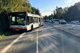 Am Dienstagnachmittag kam es auf der Nauroder Straße in Wiesbaden-Bierstadt zu einem schweren Verkehrsunfall. Ein Linienbus ist mit einer Fußgängerin zusammengestoßen. Die Frau, der Busfahrer und zwei Busfahrgäste wurden dabei verletzt.