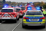 Ein Unfall auf der A3 kurz vor dem Wiesbadener Kreuz am Dienstag führte zu zwei Verletzten und einen langen Rückstau. Rettungskräfte und die Autobahnpolizei im Einsatz.