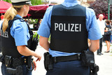 Kontrolle auf Flohmarktgelände von Polizei und Zoll  am Sonntag in Wiesbaden-Biebrich.