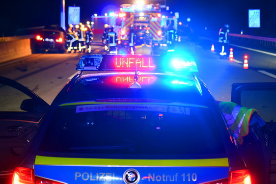 Honda-Fahrer baut unter Alkoholeinfluss einen Unfall auf der B455, Autobahnauffahrt Erbenheim zu A66. Die Polizei im Einsatz.