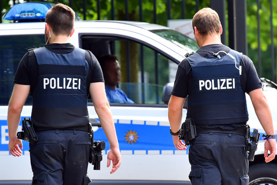 Ein Mann zeigte sich am Donnerstagmittag in der Nähe einer Schule in der Geschwister-Scholl-Straße in Wiesbaden in schamverletzender Weise mehreren Kindern.