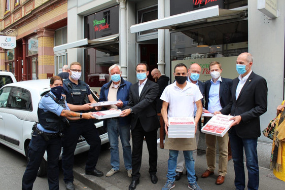 Stadtpolizei Wiesbaden freut sich über Pizza-Spende des Lions Club Drei Lilien von der Pizzeria de Paola.