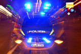 Ein Mann trat in der Nacht zum Donnerstag gegen mehrere Pkw-Außenspiegel in Wiesbaden. Als ihn die Polizei kontrollierte, zeigte sich der Randalierer äußerst aggressiv.