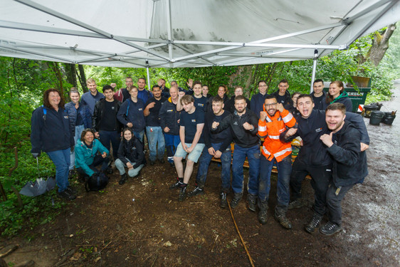 Azubis und Mitarbeiter:innen von ESWE Versorgung sammelten und entsorgten gemeinsam mit dem Team von "Cleanup Wiesbaden" über 400 Kilo Müll im Waldgebiet an der Lahnstraße.
