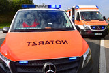 Radfahrer bei Verkehrsunfall am Mittwoch in Mainz-Kastel schwer verletzt. Rettungskräfte versorgten den 71-Jährigen. Die Polizei sucht nach Unfallzeugen!