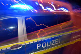 Unbekannte haben in der Nacht zum Mittwoch eine Bushaltestelle in der Ludwig-Erhard-Straße in Wiesbaden-Dotzheim beschädigt.