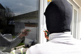Einbrecher kommen zur Mittagszeit und hebeln Fenster eines Einfamilienhauses im Mainz-Kastel auf.
