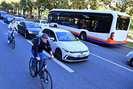 Weniger Autos, mehr Bewegung: Wiesbadener setzen verstärkt auf Fuß- und Radverkehr. Neue Studie zeigt, ein Drittel der Wege wird inzwischen zu Fuß zurückgelegt – Radverkehr gewinnt an Bedeutung, besonders auf längeren Strecken.