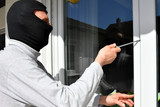 Wohnungseinbrecher hebelten am Donnerstag die Balkontür auf und entwendeten Schmuckstücke, Goldmünzen und Bargeld aus den Räumlichkeiten.