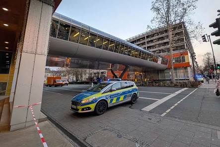 Teile einer Glasscheibe des Übergangs vom LuisenForm in Wiesbaden lösten sich am Freitagmittag aus der Fassade  Platz und stürzten auf die Schwalbacher Straße. Menschen wurden nicht verletzt.