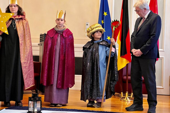 Hessens Ministerpräsident Volker Bouffier empfing am Mittwoch eine Sternsingerinnen-Delegation aus der Dompfarrei St. Bartholomäus Frankfurt in Wiesaden. Die Veranstaltung fand unter Einhaltung der geltenden Corona-Regelungen statt.