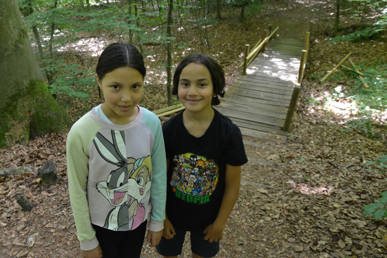 Die Geschwister Rania (9) und Yasin (8) aus dem Schelmengraben erkunden den Rambacher Wald auf dem Erlebnis-Rundwanderweg.