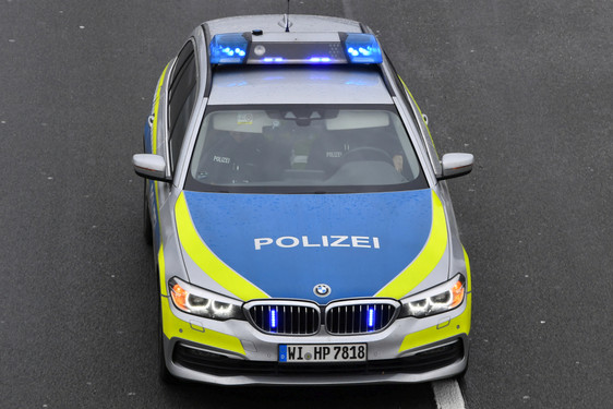 Am Sonntagabend hat ein Mercedes-Fahrer auf der A3 bei Wiesbaden eine Auto-Fahrerin in Leitplanke gedrängt und mit Gegenständen beworfen.