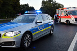 Ein Autofahrer kam am Montagabend auf regennasser Fahrbahn auf der A3 bei Wiesbaden-Medenbach ins Schleudern und krachte in ein anderen Pkw. Rettungskräfte waren im Einsatz.