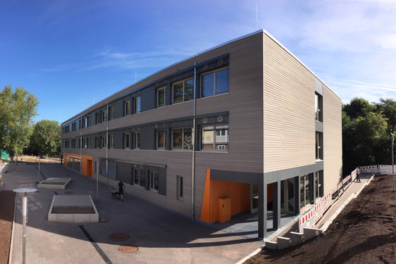 Neubau der Ursula-Wölfel-Grundschule in Wiesbaden fertig - Schulbetrieb läuft.