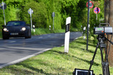 Raserei auf leeren Straßen durch Coronavirus. Mobile Geschwindigkeitskontrollen auf den Straße in und um Wiesbaden.