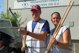 WVS-Umweltbeauftragter Michael Schneider mit Frau Claudia Grüninger und Greifzangen zum Müllfischen