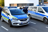 Am Samstagmittag wurde der Polizei im Umfeld der Dr. Horst Schmidt Kliniken in Wiesbaden-Dotzheim ein Mann mit einem Messer gemeldet.