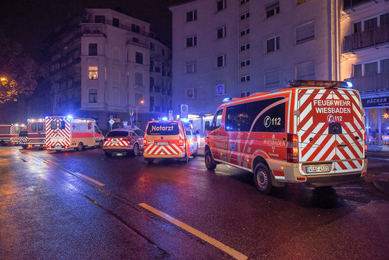 Wiesbadenaktuell Schwerer Crash Nach Vorfahrtsmissachtung In Wiesbaden Vier Personen Verletzt