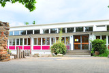 In Wiesbaden Breckenheim wird das freigewordene Gebäude der Grundschule vorübergehend als Förderschule genutzt werden.