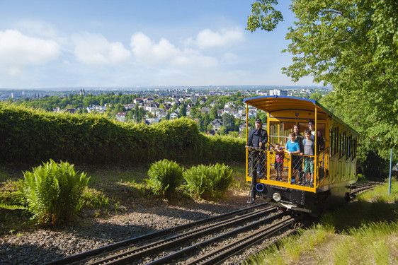 Nerobergbahn auf großer Fahrt zum Wiesbadens Hausberg.