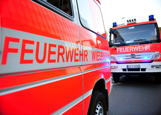 Feuerwehr Wiesbaden löscht brennendes Bügelbrett in Wohnung