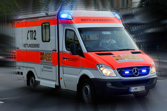 Radmuttern bei Rettungswagen gelöst, während eines Einsatzes in Wiesbaden-Dotzheim gelöst. Die Polizei ermittelt jetzt.