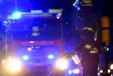Brände in Wiesbaden: In der Nacht zum Freitag brannten mehreren Mülltonnen sowie die Abdeckplanes eines Autos. Die Feuerwehr löschte die Flammen.