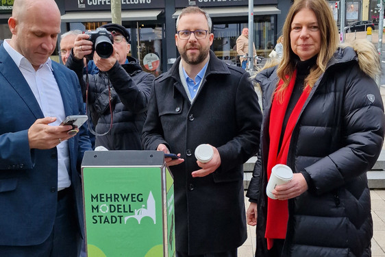 Pilotprojekt Mehrweg Modell Stadt ist am Montag in Wiesbaden gestartet. Landwirtschafts- und Umweltminister Ingmar Jung, Dr. Robert Reiche, Projektleiter von Reusable to go, sowie Bürgermeisterin Christiane Hinninger.