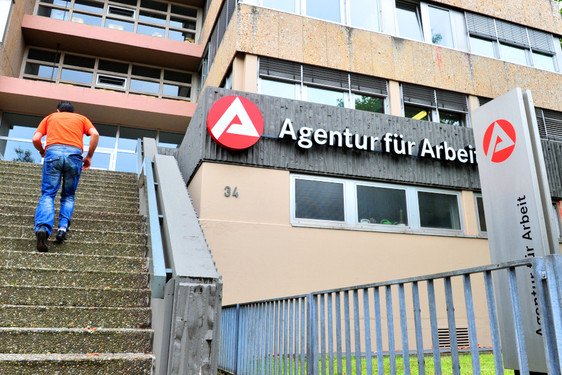 Agentur für Arbeit bearbeitet eine große Anzahl von Kurzarbeit-Anzeigen