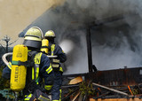 Feuerwehr Wiesbaden löscht eine brennende Gartenhütte in Mainz-Kastel.