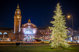 Das Grünflächenamt hat in Wiesbaden zwei Weihnachtsbäume aufgestellt. Die Nordmanntannen befinden sich am Kaiser-Friedrich-Platz sowie an der Reisinger-Anlage vor dem Hauptbahnhof.