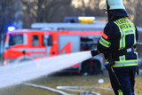 Gehölz am Montagabend im Wiesbadener Stadtteil Kastel in Brand gesetzt. Die Feuerwehr lösche die Flammen.