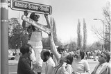 Vortrag "Vom Streitfall Pfitzner zur Historischen Fachkommission" am Dienstag, 27. Februar, im Rathaus Wiesbaden. Demonstranten bringen während des Ostermarschs 1984 ein alternatives Straßenschild an.