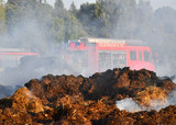 Brennender Humushaufen bei Erbenheim - Feuerwehr am löschen