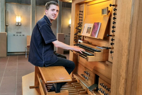 Der Organist und Komponist Antonius Nies an der Orgel der Wiesbadener Kreuzkirche.