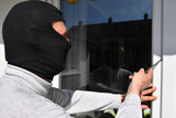 Am Mittwochnachmittag hebelten Einbrecher das Fester einer Wohnung im Souterrain in Wiesbaden auf.