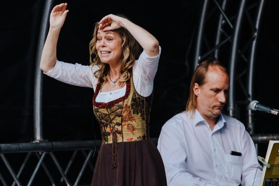 Die Oranier-Kirchen-Gedächtnisgemeinde in Wiesbaden-Biebrich lädt gemeinsam mit Sängerin Sabine Gramenz und ihren Musiker-Freunden zu einem Konzert in die Oranier-Gedächtniskirche ein.
