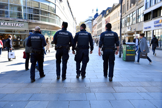 Die Stadtpolizei Wiesbaden auf Streife in der Fußgängerzone.