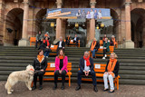 Wiesbaden setzt mit sieben orangefarbene Bänken ein Zeichen gegen Gewalt an Frauen.