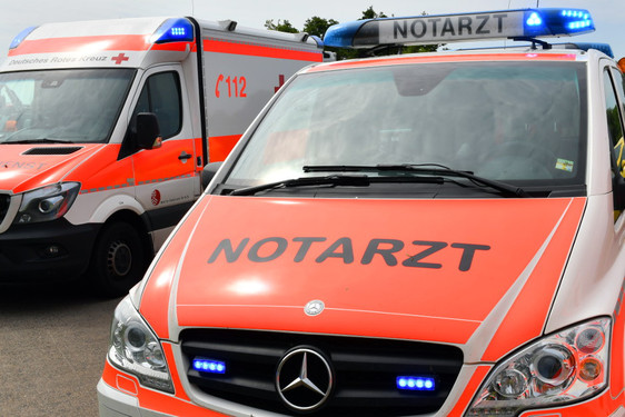 Motorradfahrer kollidierte am Montagnachmittag in Wiesbaden  mit zwei Autos und stürzte anschließend. Notarzt und Rettungssanitäter versorgten den schwer verletzten Mann.
