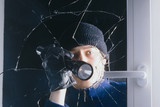 Einbrecher verletzt sich an Fensterscheibe. Die Blutspur führt zu Festnehme des Täters.